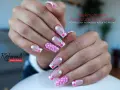 Dłonie z pięknym french manicure hybrydowym w różowe kropki.