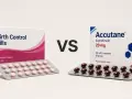 Porównanie tabletek antykoncepcyjnych i Accutane 20 mg. Dwa opakowania leków, jedno z różowymi tabletkami, drugie z brązowymi kapsułkami.