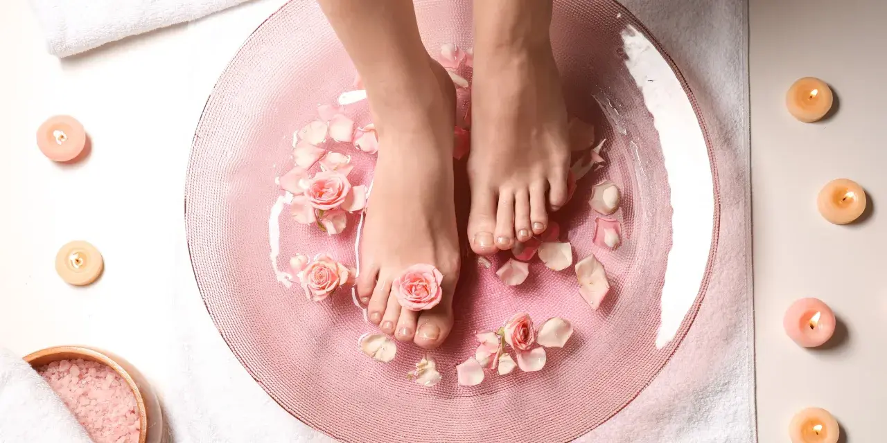 Relaks w domowym spa: stopy w kąpieli z płatkami róż, świece i sól. To właśnie jest pedicure co to za przyjemność!