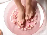 Relaks w domowym spa: stopy w kąpieli z płatkami róż, świece i sól. To właśnie jest pedicure co to za przyjemność!