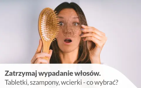 Zaskoczona kobieta trzyma szczotkę z garścią wypadających włosów. Szuka rozwiązania, np. tabletek na porost włosów.
