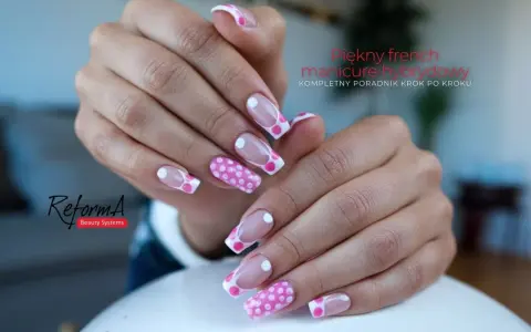 Dłonie z pięknym french manicure hybrydowym w różowe kropki.