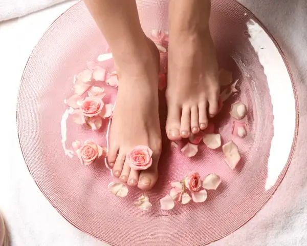 Relaks w domowym spa: stopy w kąpieli z płatkami róż, świece i sól. To właśnie jest pedicure co to za przyjemność!