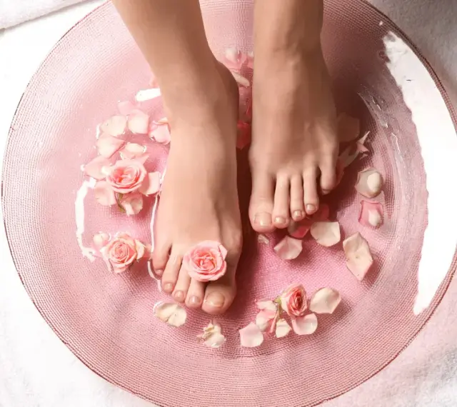 Relaks w domowym spa: stopy w kąpieli z płatkami róż, świece i sól. To właśnie jest pedicure co to za przyjemność!