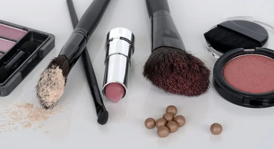 Naturalny makijaż: Jak zamaskować pryszcza bez efektu maski?