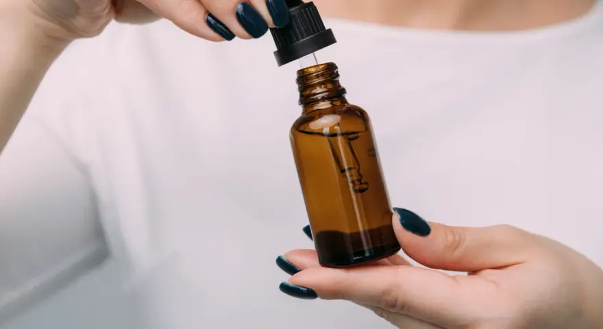 Kiedy używać serum do twarzy? Jak stosować dla najlepszych efektów?