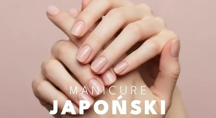 Delikatne dłonie z naturalnym połyskiem paznokci. Choć manicure japoński wady ma niewielkie, warto o nich wiedzieć przed zabiegiem.