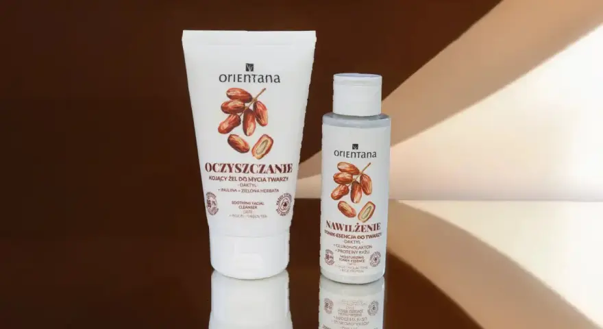 Dwa kosmetyki Orientana: żel do mycia z daktylem i inuliną oraz tonik-esencja z glukonolaktonem, proteinami ryżu i daktylem.