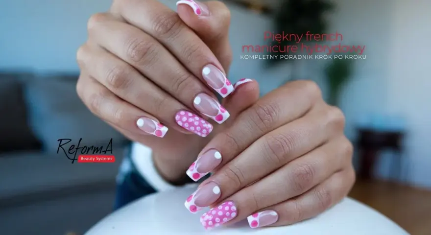 Dłonie z pięknym french manicure hybrydowym w różowe kropki.