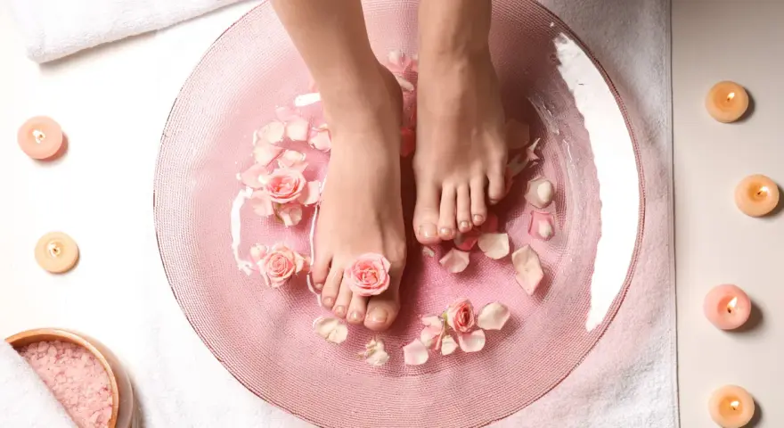 Relaks w domowym spa: stopy w kąpieli z płatkami róż, świece i sól. To właśnie jest pedicure co to za przyjemność!