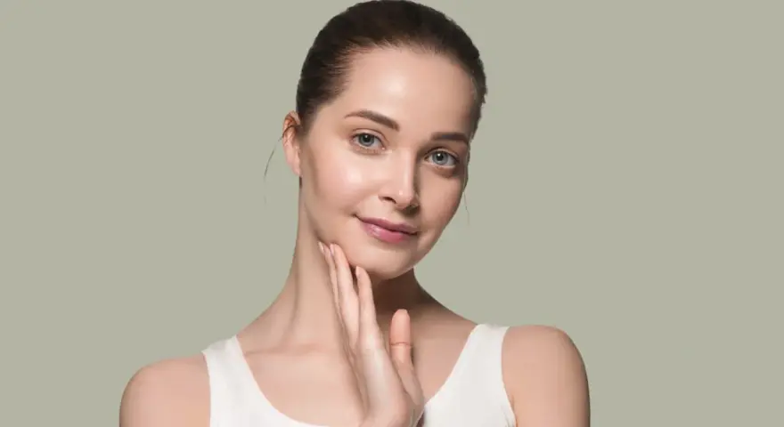 Mgiełka rozświetlająca: Ranking, wybór i efekt glass skin