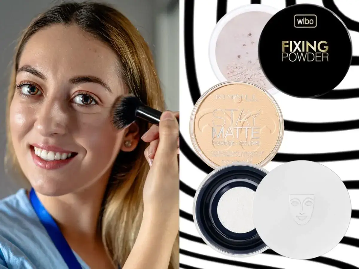 Uśmiechnięta kobieta nakłada puder. Obok kosmetyczny zestaw: pudry matujące i fixing powder.