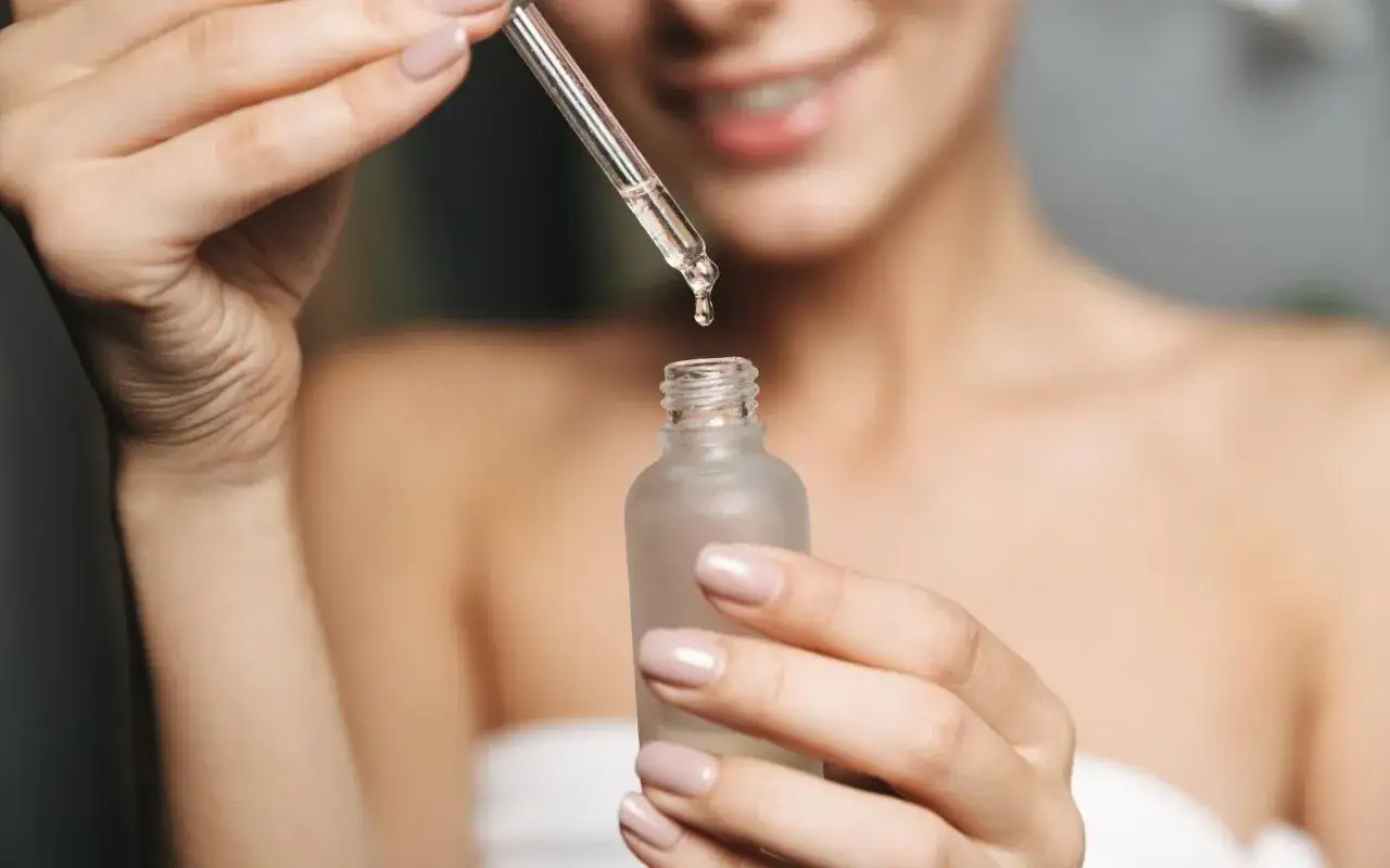 Kwas fitynowy w kroplach z pipety, aplikowany do buteleczki z serum. Delikatna pielęgnacja dla promiennej cery.